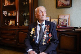 Руководитель Волго-Каспийского территориального управления Росрыболовства Олег Николаевич Малкин накануне новогодних праздников поздравил ветерана Великой Отечественной войны Дмитрия Даниловича Яренко с наступающим 2026 годом. 